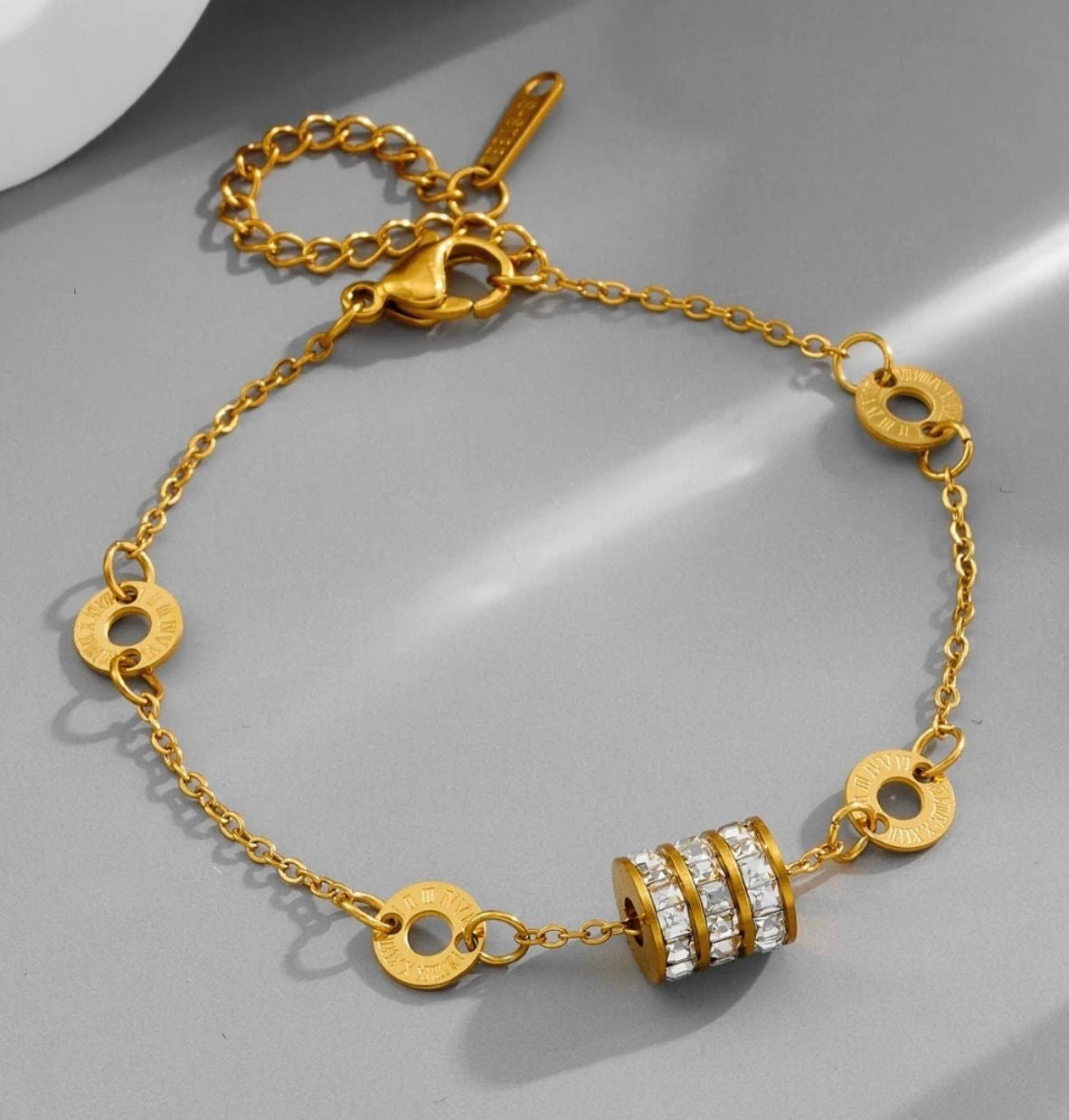 Golden pendent bracelet